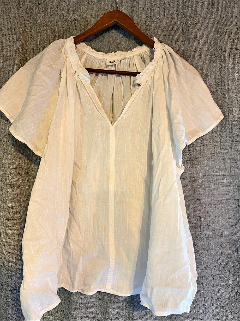 GAP White V-Neck Blouse Size Large Like New